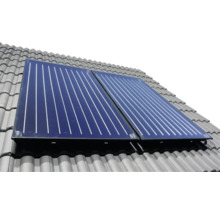 Zwei auf einem Ziegeldach montierte Solarthermie-Kollektoren.