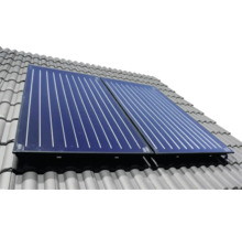 Zwei auf einem Ziegeldach montierte Flachkollektoren für Solarthermie zur Warmwasserbereitung.