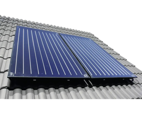 Zwei auf einem Ziegeldach montierte Flachkollektoren für Solarthermie zur Warmwasserbereitung.