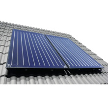 Zwei auf einem Ziegeldach montierte Solarthermie-Kollektoren zur Warmwasserbereitung.