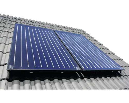Zwei auf einem Ziegeldach montierte Solarthermie-Kollektoren zur Warmwasserbereitung.