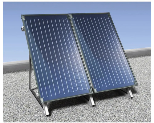 Zwei Solarthermie Flachkollektoren auf einem Metallgestell montiert auf einem Flachdach mit Kies.