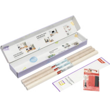 d-c-fix Klebefolien-Set mit drei Rollen in Holzoptik, einer Faltschablone und einem Verarbeitungskit bestehend aus Cutter und Rakel.
