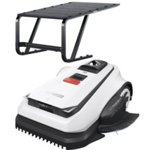 Mähroboter mit Garage, weißes Gehäuse, rote Stopptaste und schwarzes Dachgestell aus Metall und Holz.