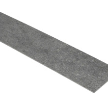 Graue Sockelfliese aus Feinsteinzeug in Steinoptik, rechteckig.