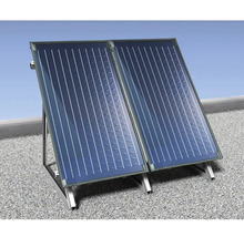 Zwei Solar-Flachkollektoren auf einer Metallhalterung zur Montage auf einem Flachdach.