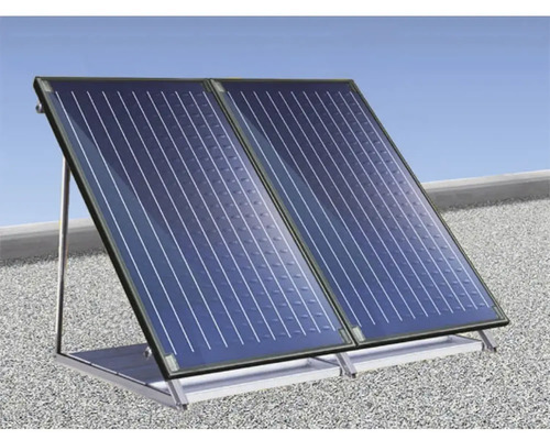 Zwei thermische Solarkollektoren auf einem Metallrahmen für die Flachdachmontage.