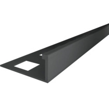 Schwarzes Fliesenkantenprofil in L-Form aus Aluminium mit quadratischen Aussparungen.