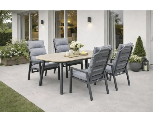 Gartenmöbel Set bestehend aus einem ovalen Tisch in Holzoptik und vier grauen Gartenstühlen mit Polstern auf einer hellen Terrasse.