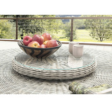 Heller drehbarer Tablettaufsatz aus grauem Kunststoffgeflecht mit Glasplatte auf einem runden Gartentisch mit Obstschale und Tassen im Freien.