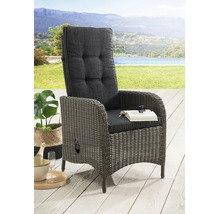 Gartensessel aus grauem Polyrattan mit hoher Rückenlehne und dunklen Polstern auf einer hellen Holzterrasse vor Gartenkulisse.
