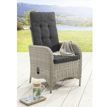 Verstellbarer Gartenstuhl aus Polyrattan mit hohem Rückenteil und dunklen Kissen auf einer hellen Holzterrasse.