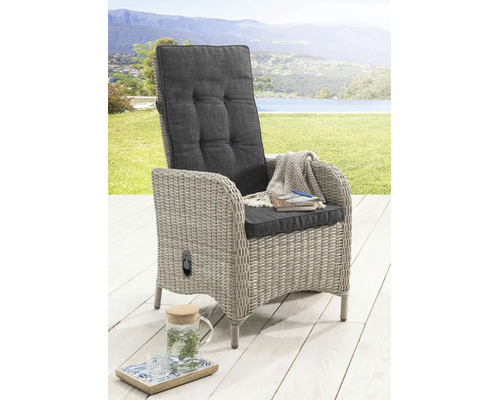Verstellbarer Gartenstuhl aus Polyrattan mit hohem Rückenteil und dunklen Kissen auf einer hellen Holzterrasse.