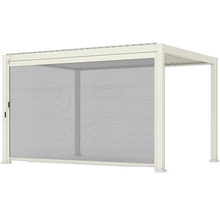 Weiße Pergola mit herunterziehbarem Textilscreen an einer Seite als Sichtschutz und Sonnenschutz.