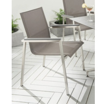 Moderner Gartenstuhl mit silberfarbenem Metallgestell und grauem Textilgewebe auf einer hellen Terrasse mit Fischgrätmuster.