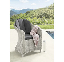 Gartenstuhl aus grauem Polyrattan mit dunklen Sitzkissen auf einer Terrasse am Pool vor einer hellen, weitläufigen Hügellandschaft.