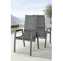 Zwei moderne Garten-Hochlehner mit anthrazitfarbenem Aluminiumgestell und grauem Textilgewebe auf einer hellen Terrasse mit Bergblick.