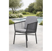 Moderner Garten-Armlehnstuhl mit Seilbespannung und grauen Polstern auf einer hellen Terrasse am Pool.
