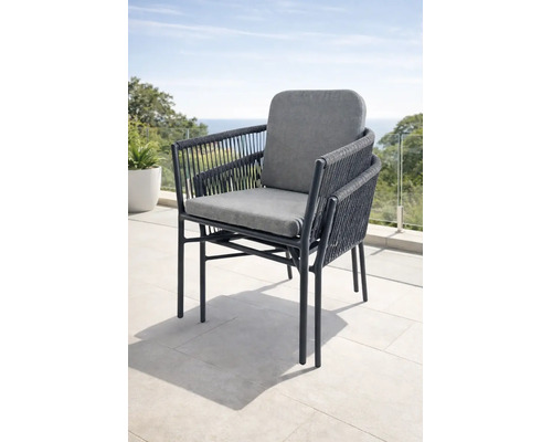 Moderner Gartenstuhl aus Seilgeflecht mit Sitz- und Rückenkissen auf einer Terrasse.