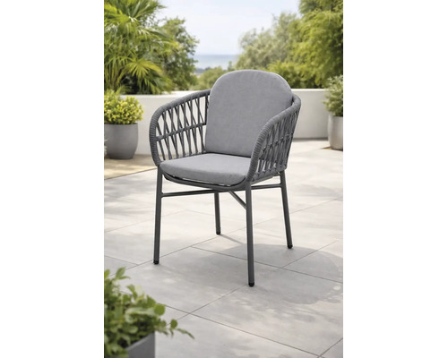 Moderner Gartenstuhl mit Metallgestell, Seilgeflecht an Rückenlehne und Armlehnen sowie grauen Sitz- und Rückenkissen auf einer Terrasse.
