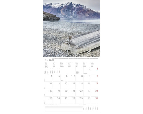 Wandkalender 2027, Kalenderblatt Januar mit Landschaftsfotografie eines Holzbootes am Kieselstrand in Grönland.
