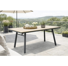 Moderner Gartentisch mit Tischplatte in Holzoptik und dunklem Metallgestell auf einer Terrasse mit Pflanzen und Landschaftsblick.