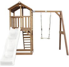 Spielturm aus Holz mit weißer Wellenrutsche und einer Schaukel für den Garten.