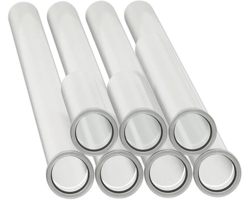 Mehrere weiße Kunststoffrohre mit Dichtungsringen in verschiedenen Längen für die Hausentwässerung.