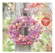 Kalender Gartendekor 2027 mit einem Kranz aus Blumen und Früchten an einem Holzpfosten.