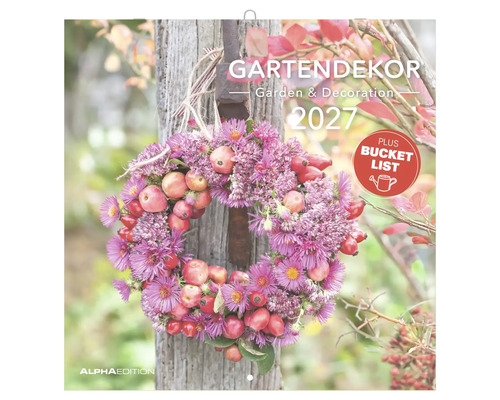 Kalender Gartendekor 2027 mit einem Kranz aus Blumen und Früchten an einem Holzpfosten.