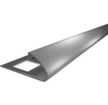 Silbernes, abgerundetes Fliesenabschlussprofil aus Metall mit gelochtem Schenkel.