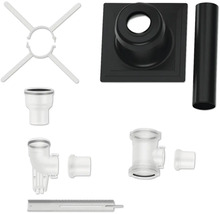 Set für Sanitärinstallationen mit Grundplatte, Rohr, Halterung, Metallleiste und verschiedenen Kunststoff-Verbindungselementen.