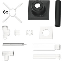 Set für Dachdurchführungen mit schwarzen und weißen Kunststoffrohren, Verbindungsstücken, einer Manschette und Befestigungsmaterial.