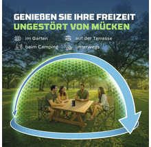 Vier Personen sitzen an einem Holztisch im Grünen, geschützt durch eine symbolische Kuppel vor Mücken. Thermacell Mückenschutz für Garten und Camping.