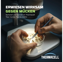 Hände untersuchen Mücken in einer Petrischale unter einem Mikroskop, Text Erwiesen wirksam gegen Mücken, Thermacell Logo.