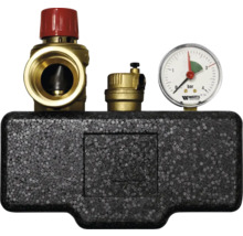 Kesselsicherheitsgruppe aus Messing mit Manometer, Sicherheitsventil und Schnellentlüfter in schwarzer Wärmedämmung.