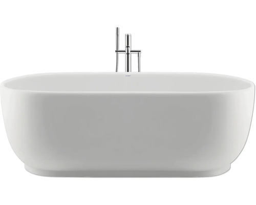 Freistehende ovale Badewanne mit Standarmatur und Handbrause.