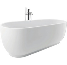 Freistehende ovale Badewanne in Weiß mit bodenstehender Badarmatur aus Chrom.