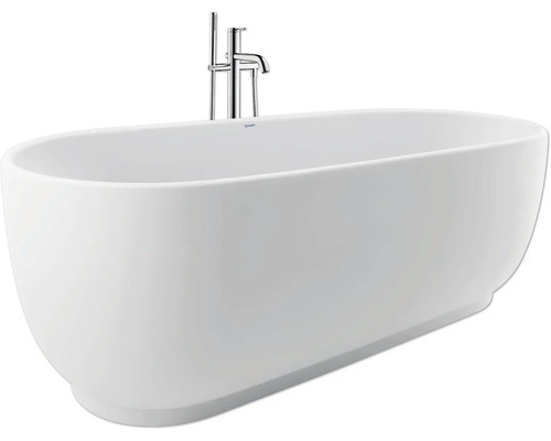 Freistehende ovale Badewanne in Weiß mit bodenstehender Badarmatur aus Chrom.