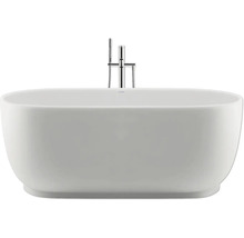 Freistehende ovale Badewanne in Weiß mit bodenstehender Badewannenarmatur und Handbrause in Chrom.