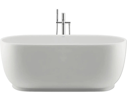 Freistehende ovale Badewanne in Weiß mit bodenstehender Badewannenarmatur und Handbrause in Chrom.