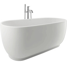 Weiße freistehende ovale Badewanne aus Sanitäracryl mit bodenstehender Chrom-Armatur und Handbrause.