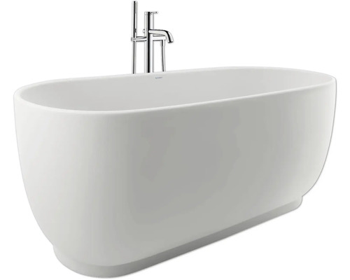 Weiße freistehende ovale Badewanne aus Sanitäracryl mit bodenstehender Chrom-Armatur und Handbrause.