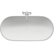 Weiße ovale freistehende Badewanne mit silberner Armatur in der Draufsicht.