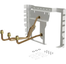 Installationsset für Heiztherme mit weißem Montagerahmen aus Metall, Kupferrohren, Messinganschlüssen, Dichtungsringen und Schrauben.