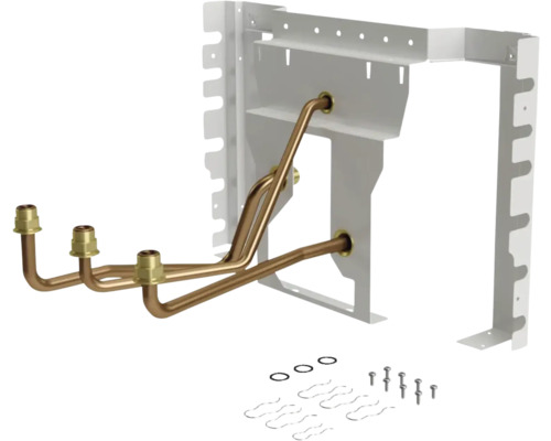 Installationsset für Heiztherme mit weißem Montagerahmen aus Metall, Kupferrohren, Messinganschlüssen, Dichtungsringen und Schrauben.