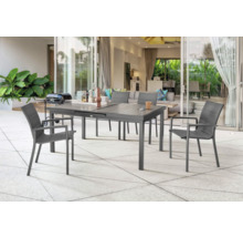 Modernes Gartenmöbel-Set mit einem großen, dunkelgrauen Ausziehtisch und passenden Armlehnenstühlen auf einer hellen Fliesenterrasse.