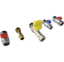 Sortiment an Kugelhähnen und Fittings aus Metall und Messing für Heizungs- und Sanitärinstallationen.