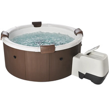 Runder Whirlpool in brauner Holzoptik mit vier Kopfstützen, externer Steuereinheit und sprudelndem Wasser.