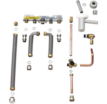 Montageset für Heizungsanlagen mit Anschlussleiste, isolierten Rohren, Kupferrohren, Siphon, Ventilen und Kleinteilen.